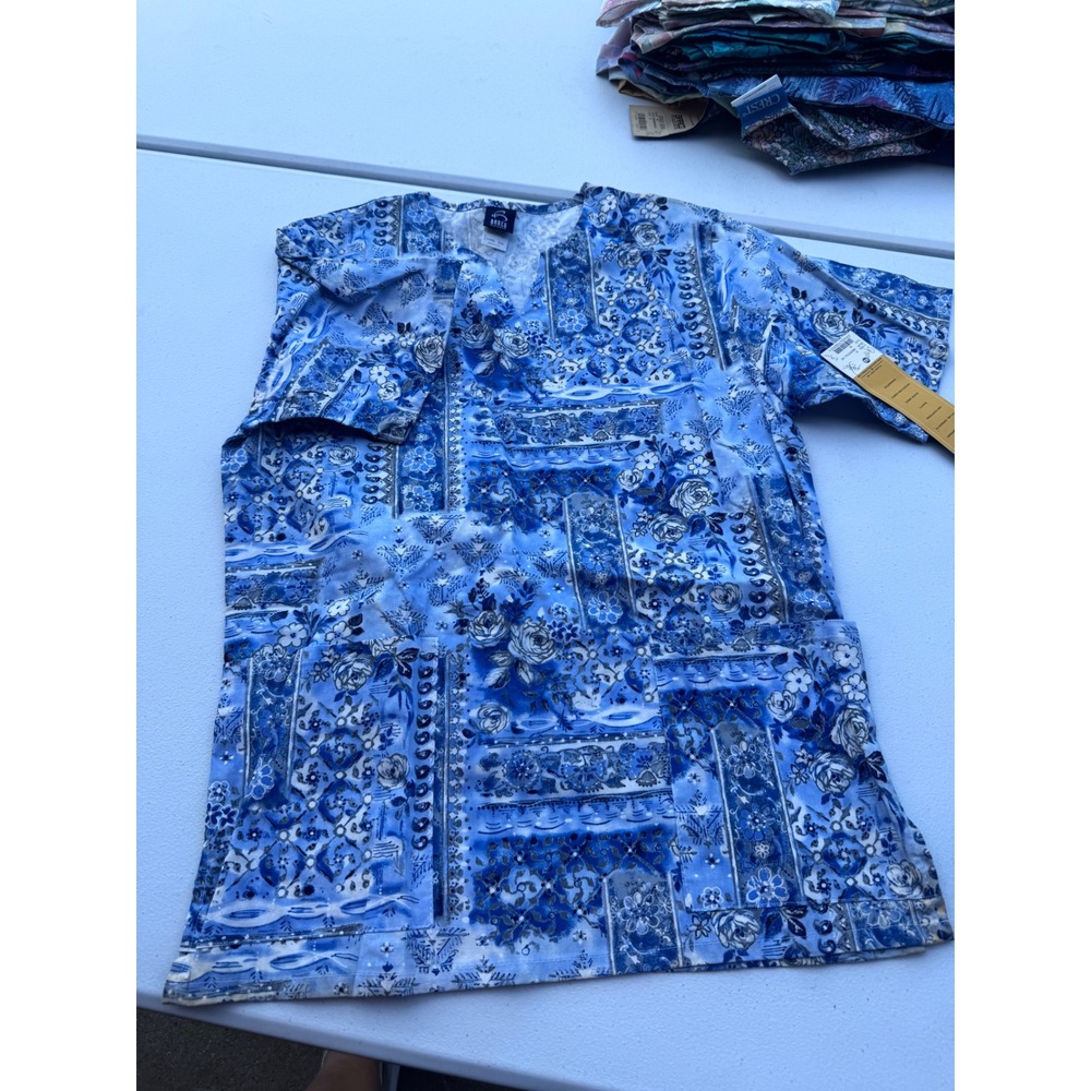 Barco Uniforms Womens Blue Floral Patchwork Scrub Top 514920 XS NWT Made in USA